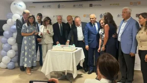 وفد رسمي ومشاركون خلال افتتاح مركز طبي متكامل في جل الديب برعاية البلدية وبالتعاون مع الجامعة الحديثة للإدارة والعلوم ووزارة الصحة اللبنانية.