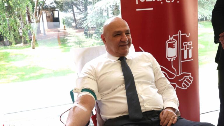 الرئيس جوزاف عون يتبرع بالدم